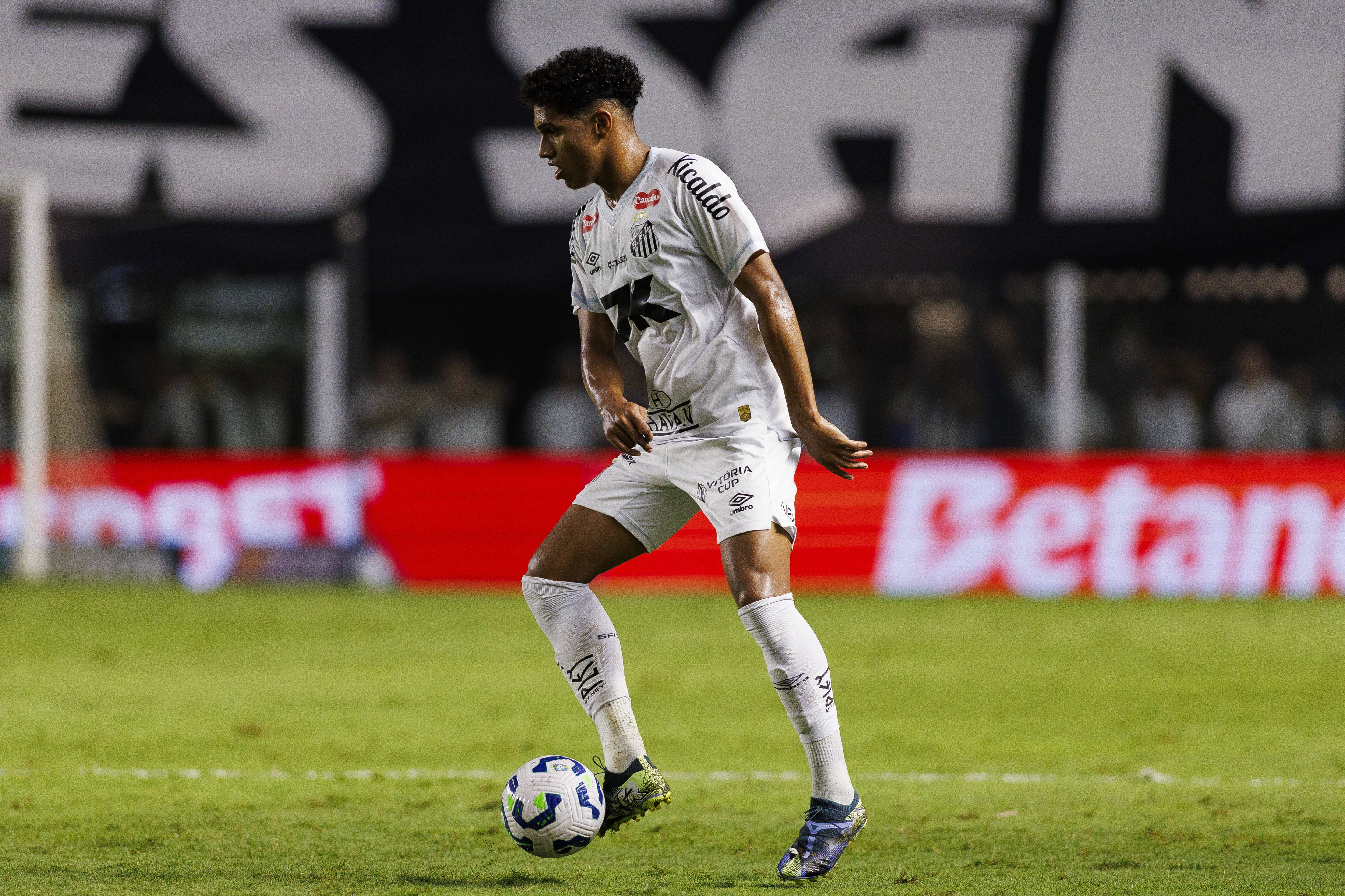 记者:桑托斯左后卫索萨未参加训练,他正与热刺进行谈判