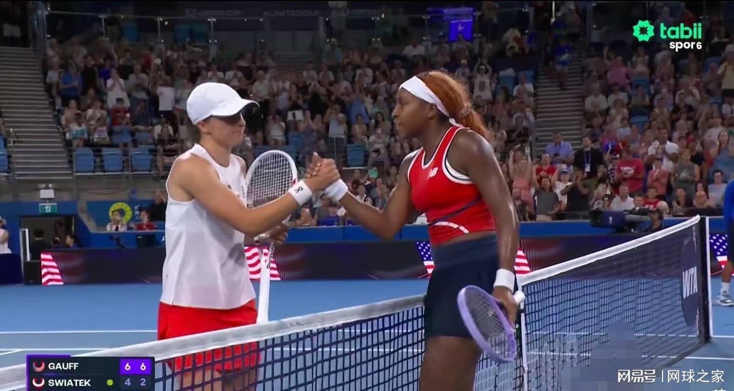 斯瓦泰克遭高芙横扫吞下四连败黑脸离场,教练费赛特再遭网友围攻