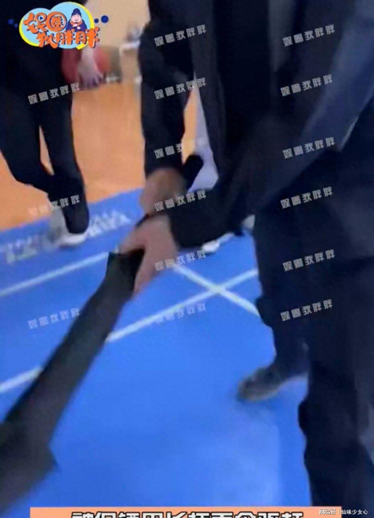 英超直播-曝王鹤棣无视保镖当众殴打女粉