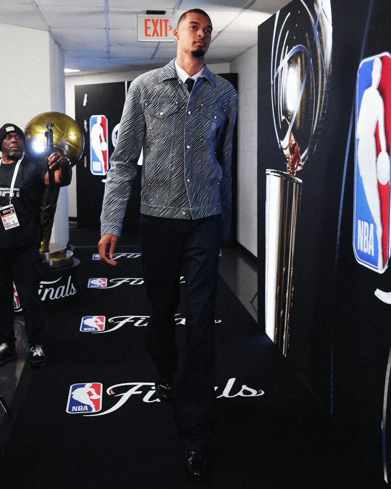 企鹅直播-NBA官方晒文班亚马照片：才第三年他就准备好总决赛首秀了